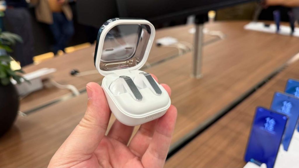 Samsung Galaxy Buds 4 Pro querem combater o enjoo com som. Sim, leste bem