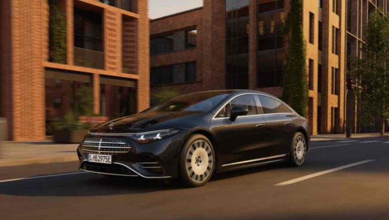 Mercedes EQS ganha bateria gigante e volante futurista