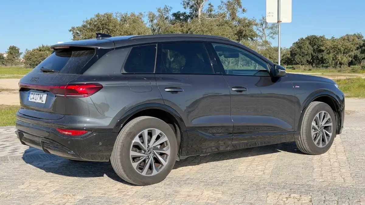 Ensaio ao Audi Q6 e-tron: conforto, tecnologia e uma experiência muito sólida