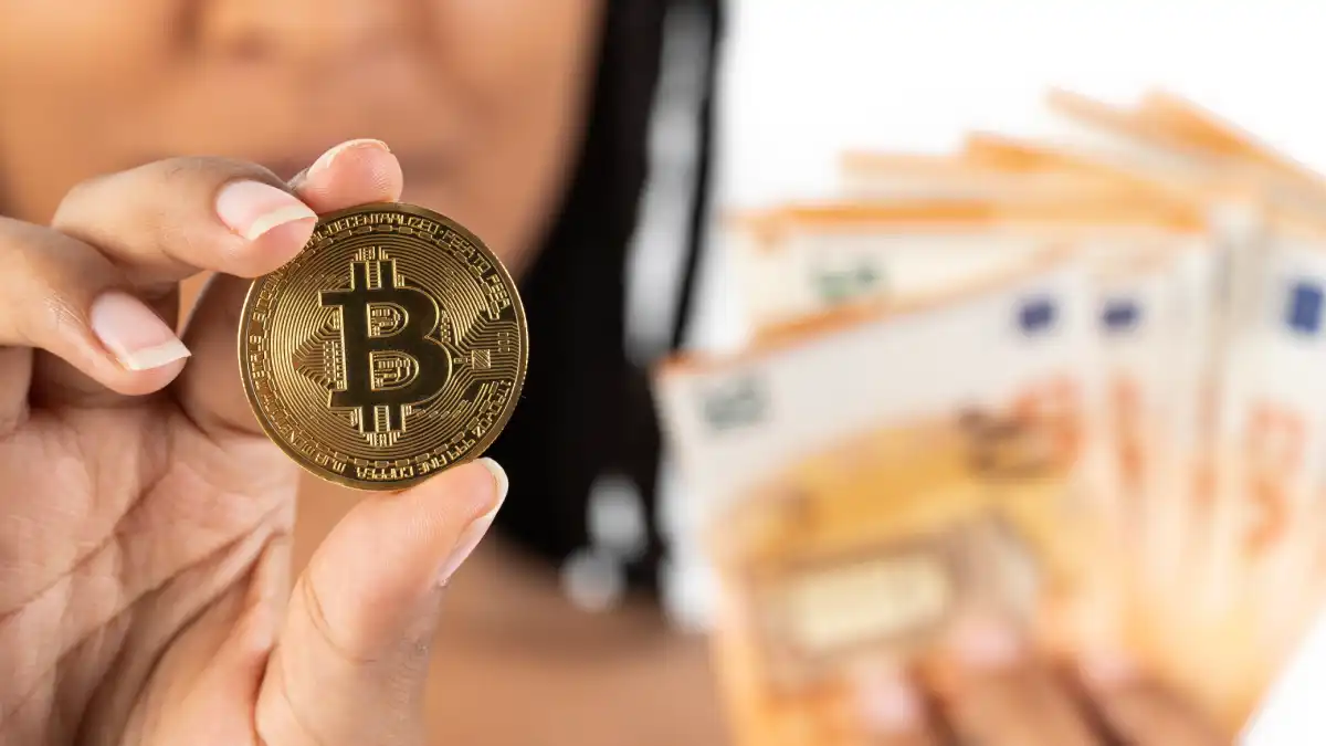 Bitcoin perto dos $77.000: mercado aguarda sinais da Fed e fluxos dos ETF