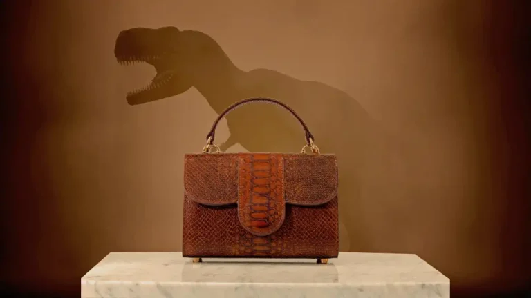 Mala feita com "couro" de T-Rex vai a leilão e pode valer meio milhão de euros 10 mala t-rex