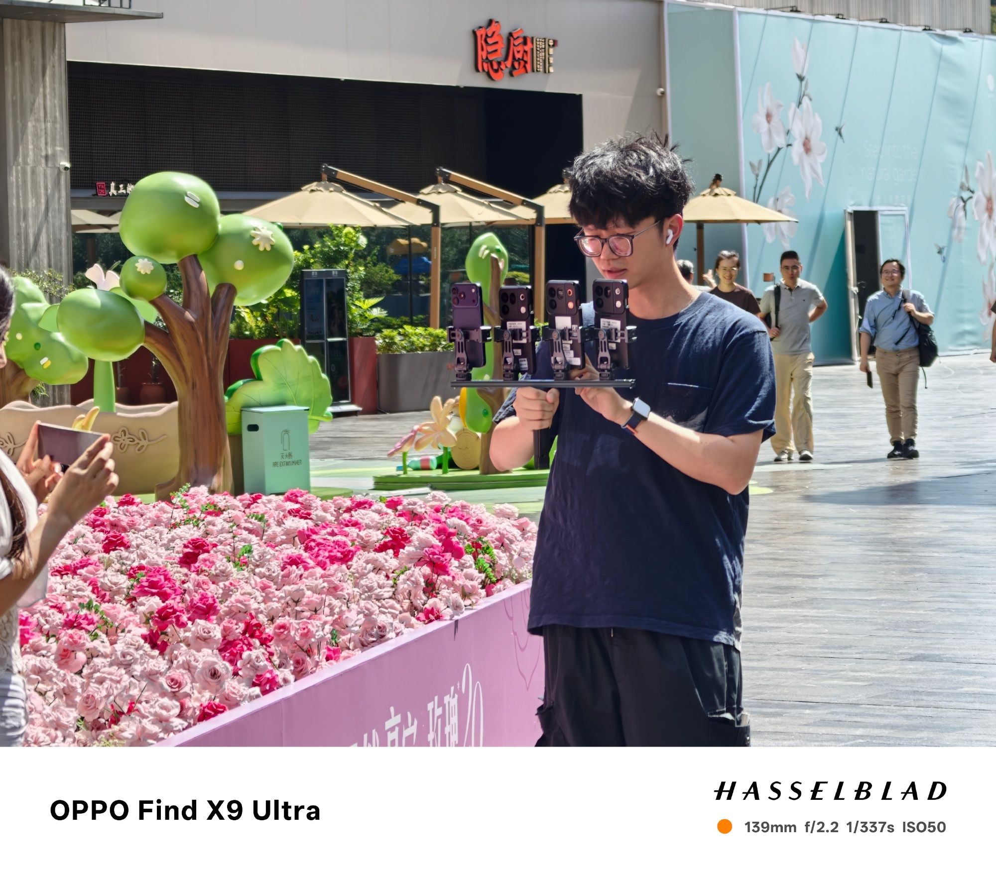 Oppo Find X10 visto em teste de câmara ao lado do iPhone 17 Pro