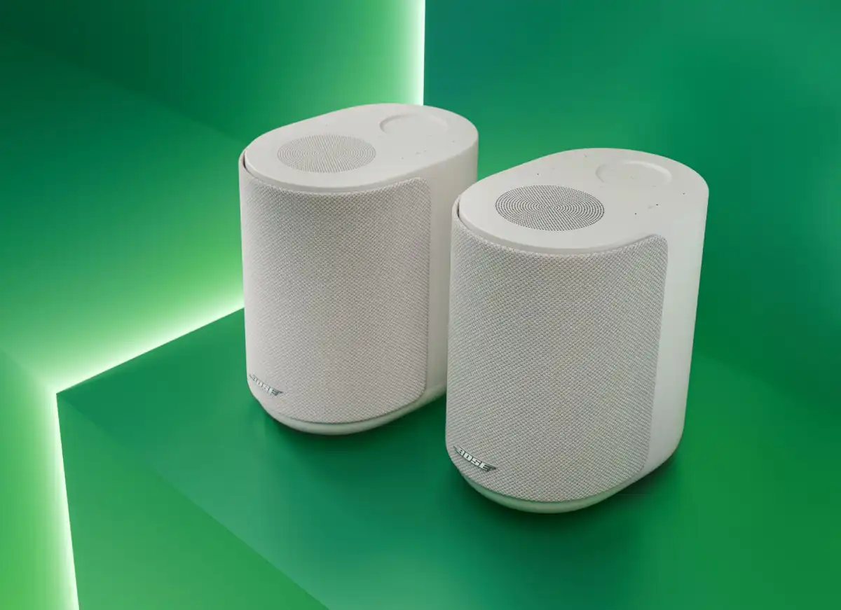 Duas Bose Lifestyle Ultra Speaker configuradas em modo estéreo para uma experiência sonora mais imersiva