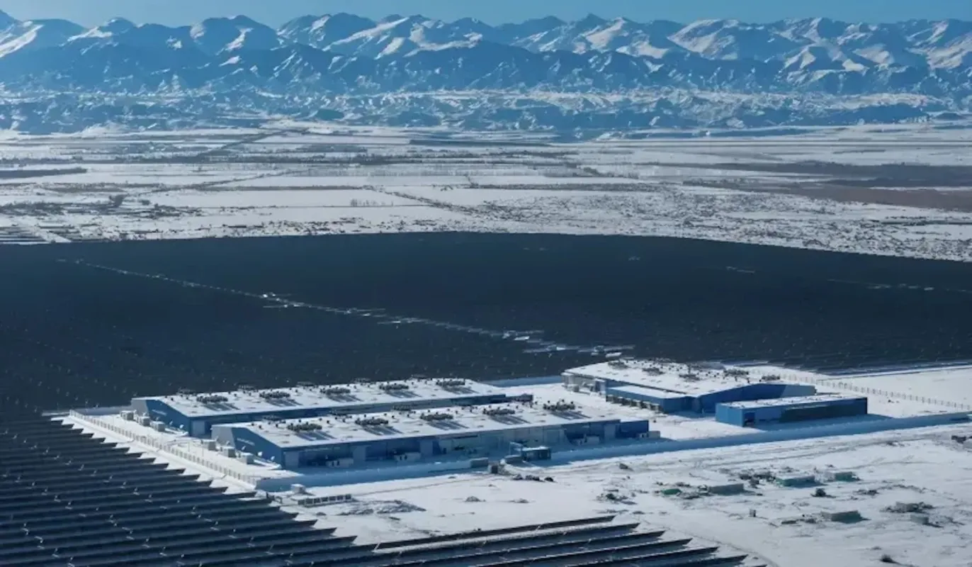 China liga a maior central solar híbrida do mundo com armazenamento em sal fundido