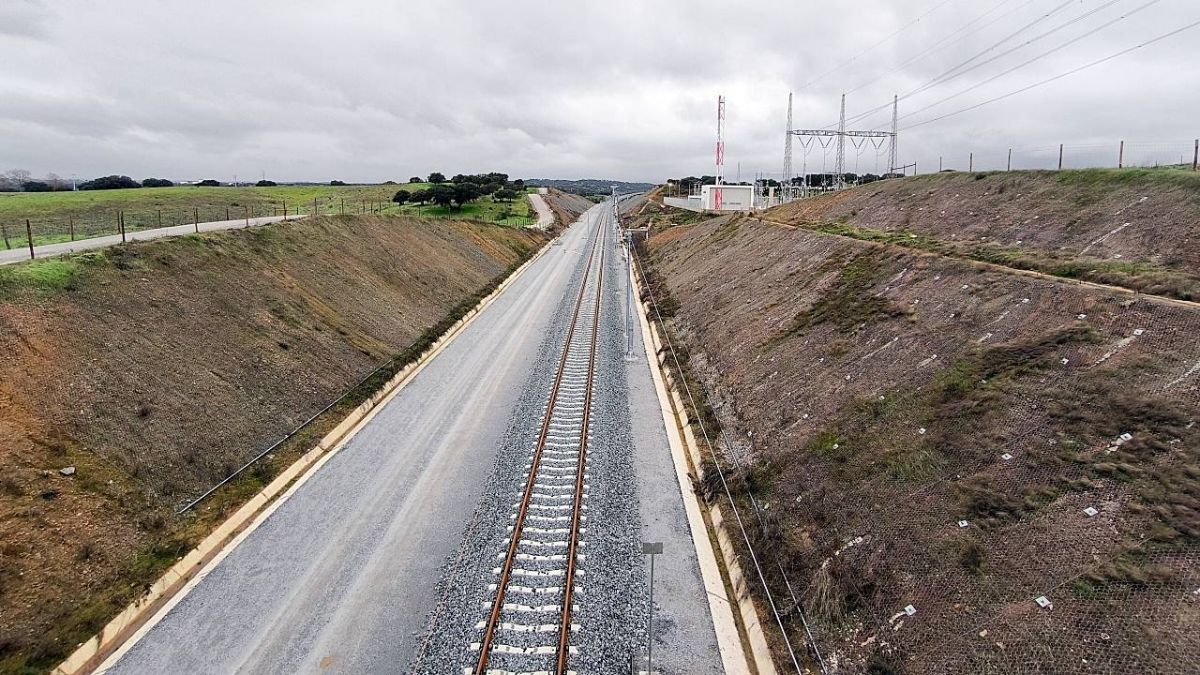 Linha ferroviária Évora-Elvas com um investimento de 460 milhões concluída, mas sem trabalhar... 1 Linha ferroviária Évora-Elvas