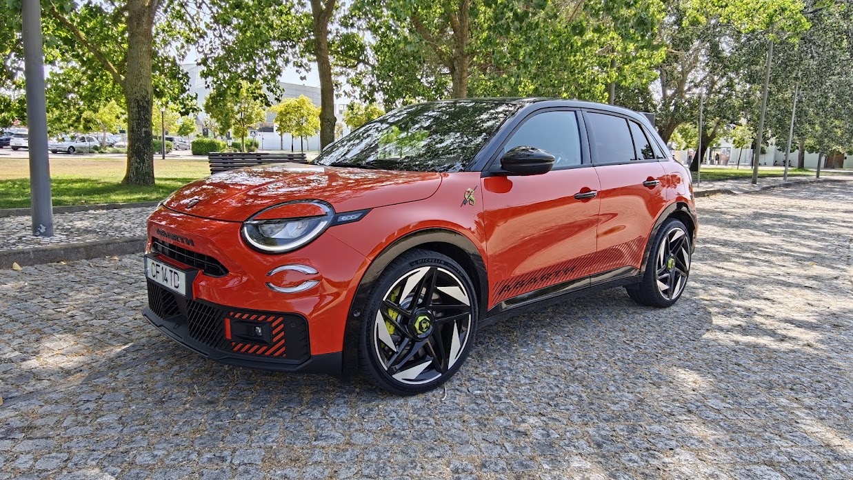 Ensaio Abarth 600e Competizione: 280 cv de pura diversão elétrica