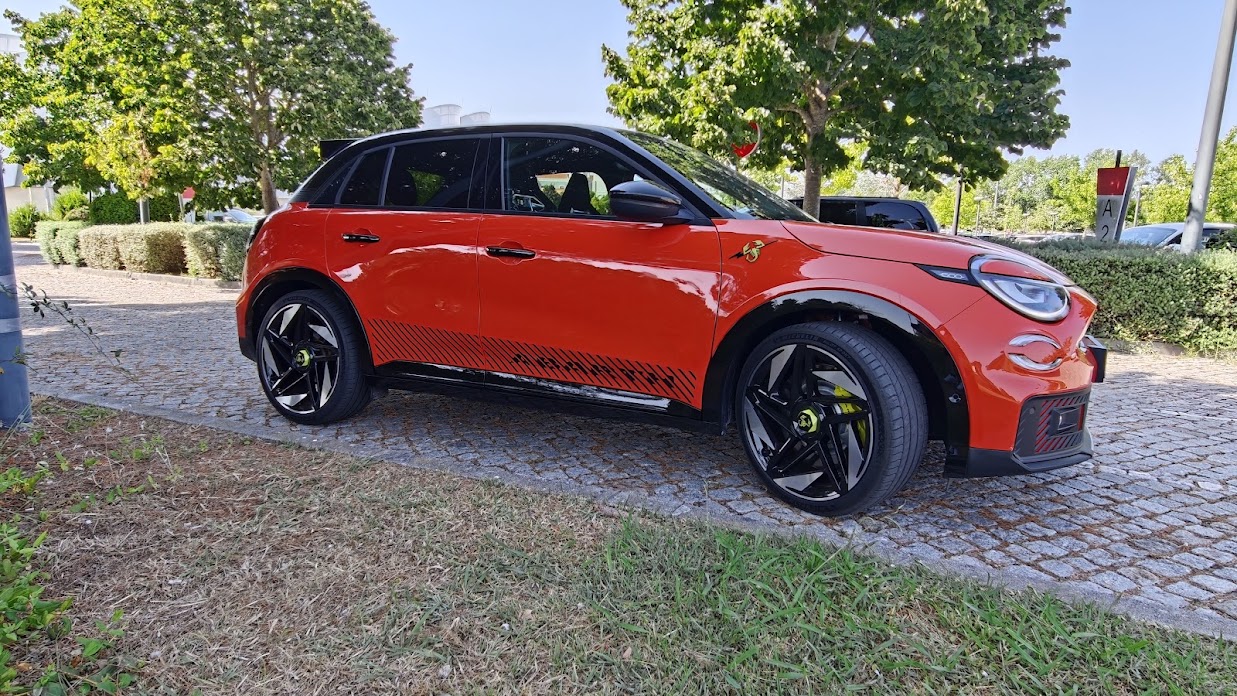 Ensaio Abarth 600e Competizione: 280 cv de pura diversão elétrica