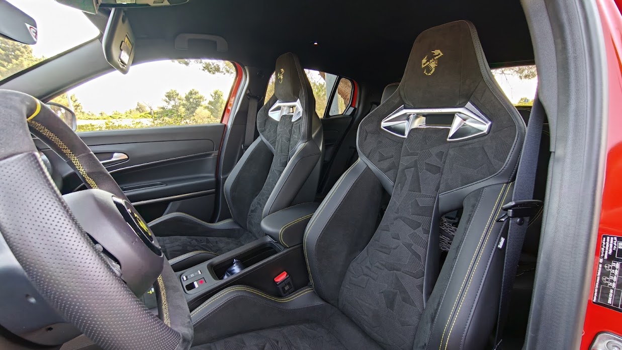 Ensaio Abarth 600e Competizione: 280 cv de pura diversão elétrica