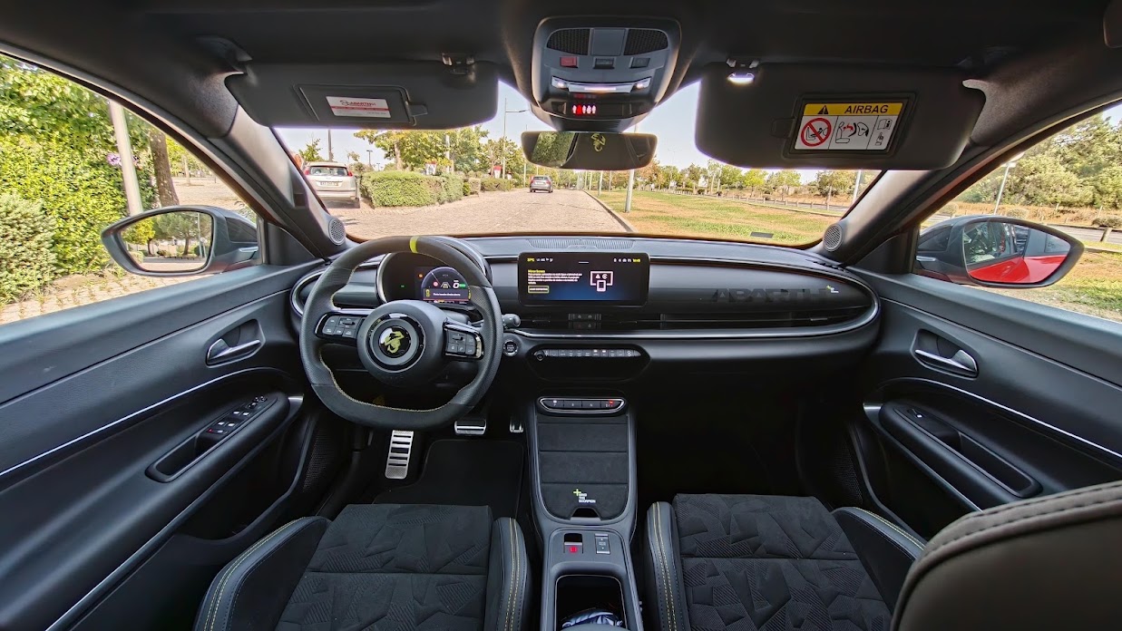 Ensaio Abarth 600e Competizione: 280 cv de pura diversão elétrica