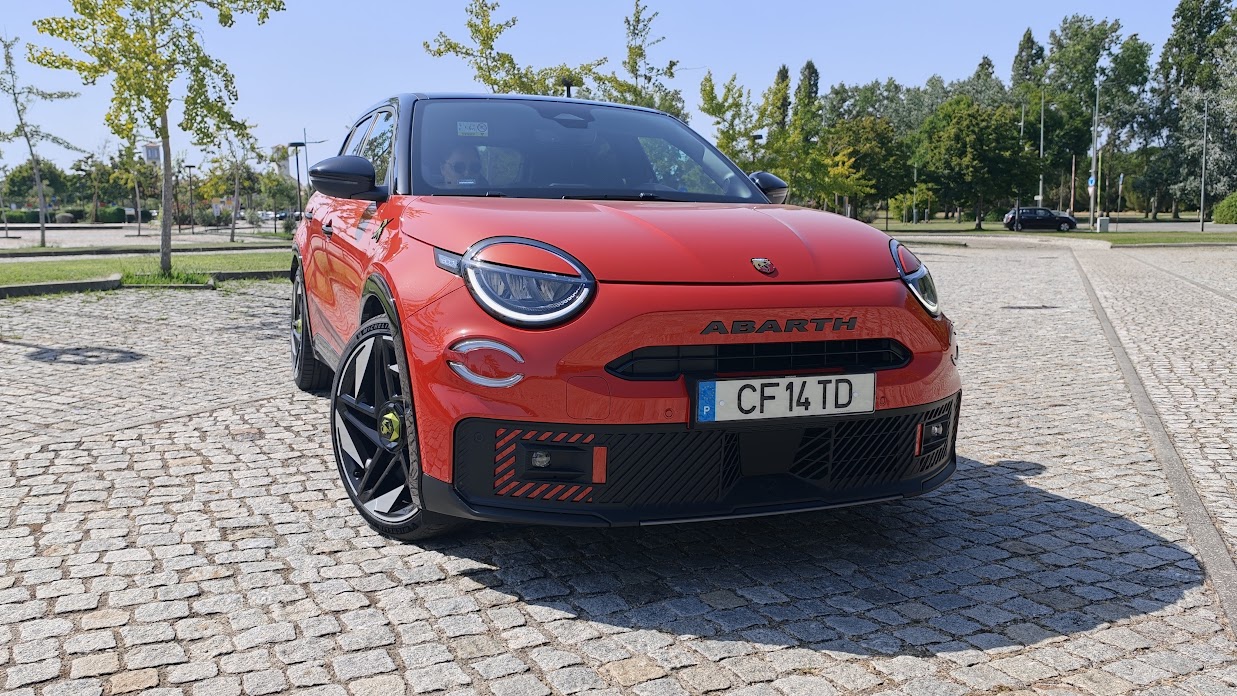Ensaio Abarth 600e Competizione: 280 cv de pura diversão elétrica