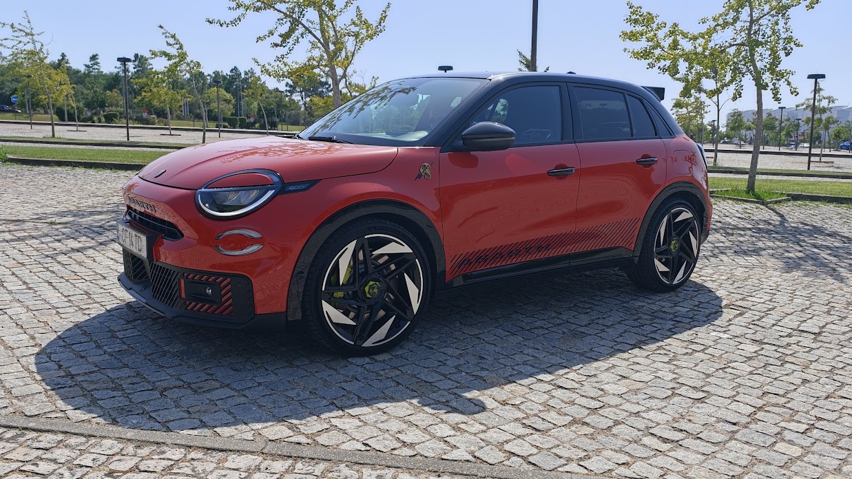 Ensaio Abarth 600e Competizione: 280 cv de pura diversão elétrica