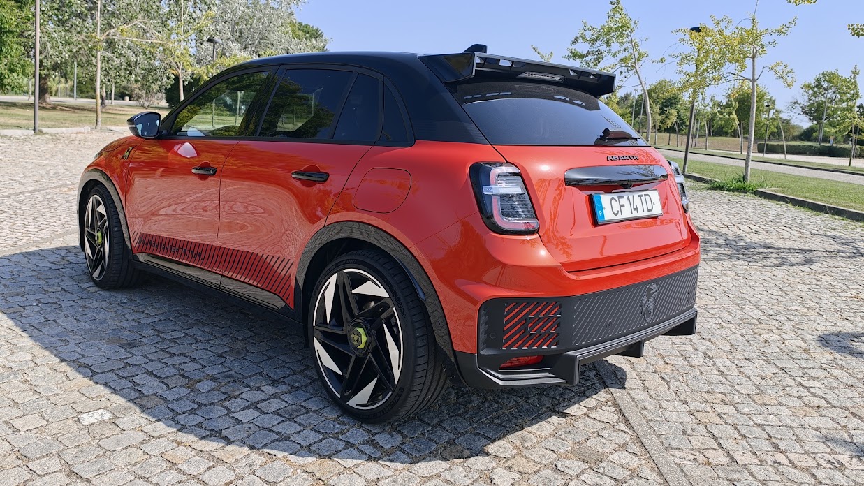 Ensaio Abarth 600e Competizione: 280 cv de pura diversão elétrica