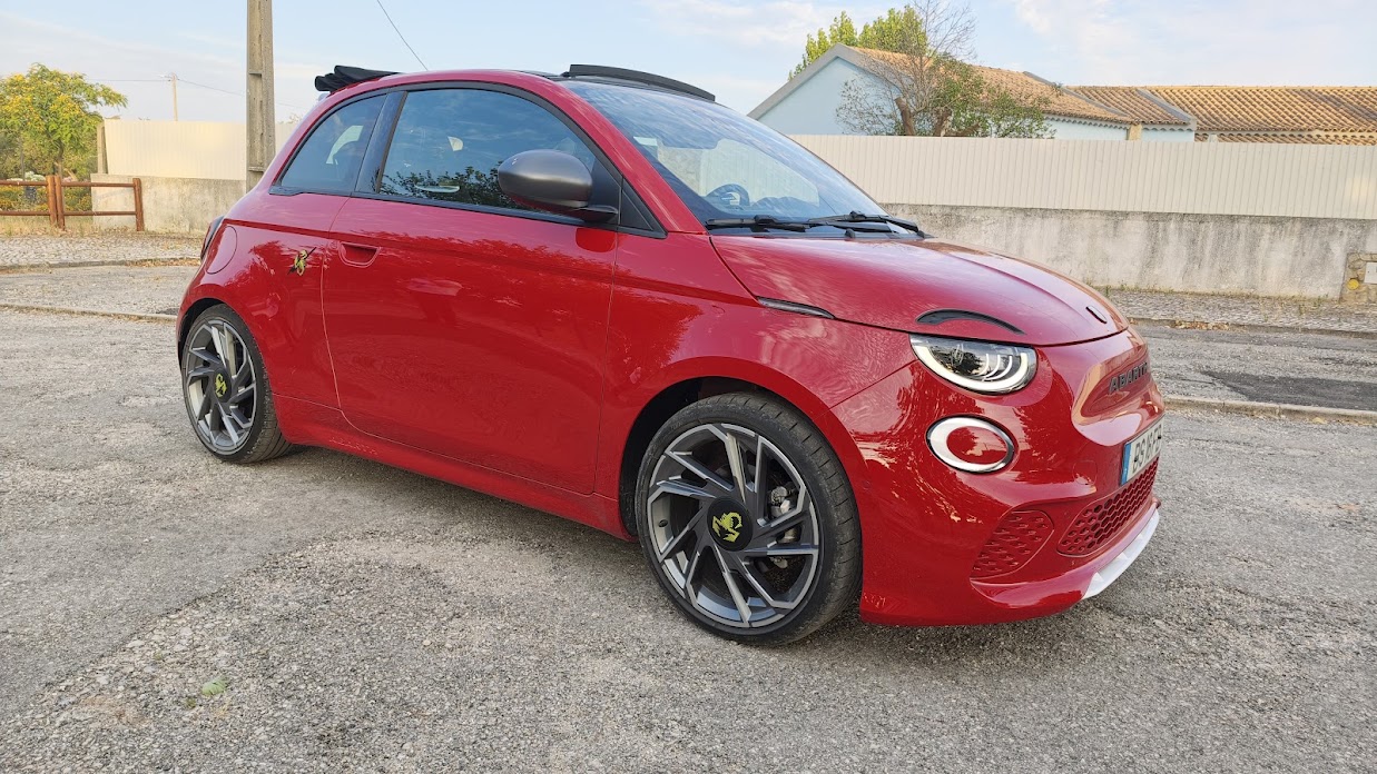 Ensaio Abarth 500e: quando um escorpião troca a gasolina pela eletricidade