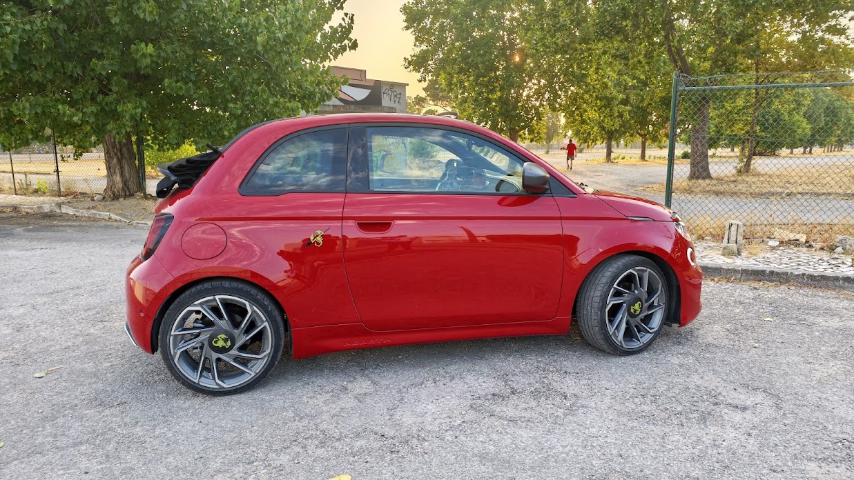 Ensaio Abarth 500e: quando um escorpião troca a gasolina pela eletricidade