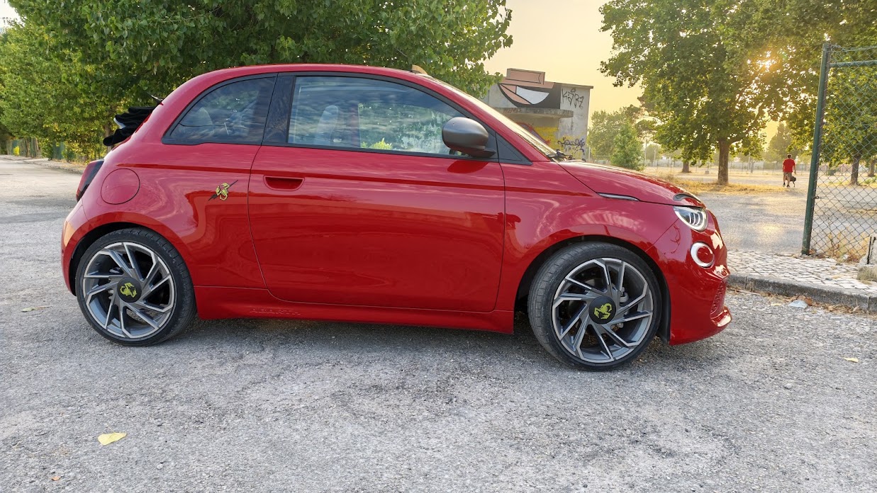 Ensaio Abarth 500e: quando um escorpião troca a gasolina pela eletricidade