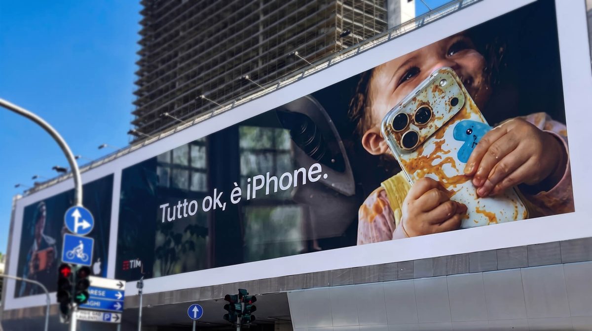 Apple removeu outdoor polémico com criança e iPhone em Milão