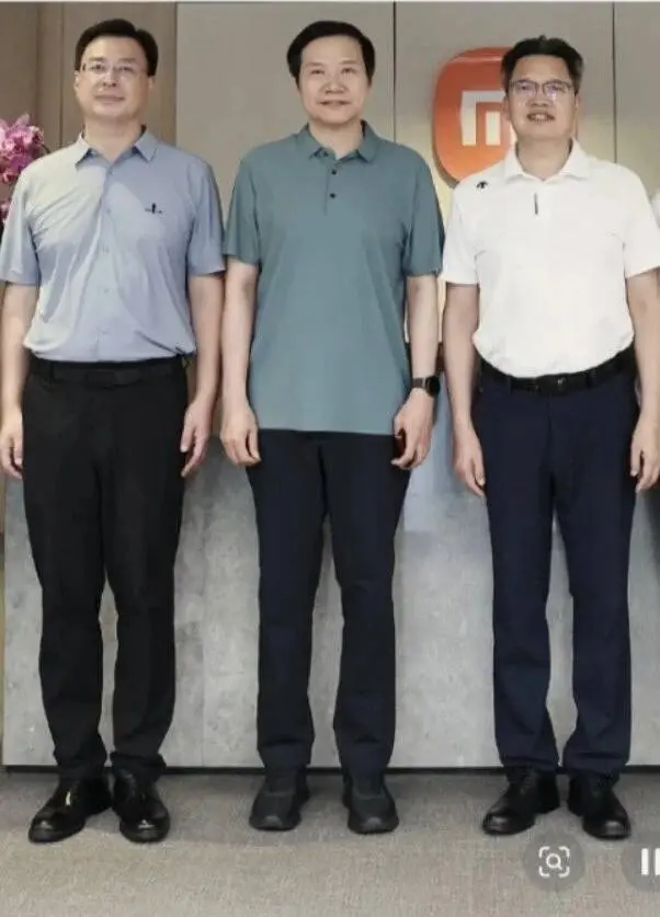 CEO da Xiaomi mostra dobrável misterioso antes do lançamento