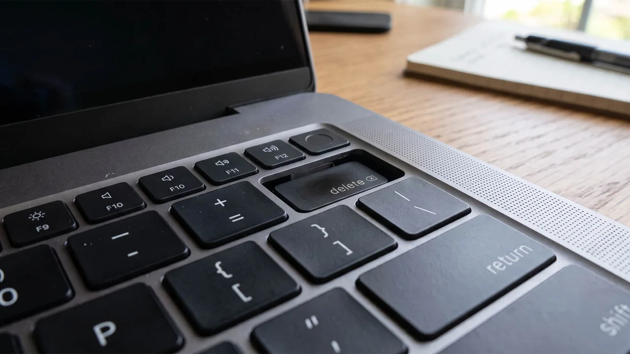 MacBook Pro M5 Max derrete o teclado devido a sobreaquecimento