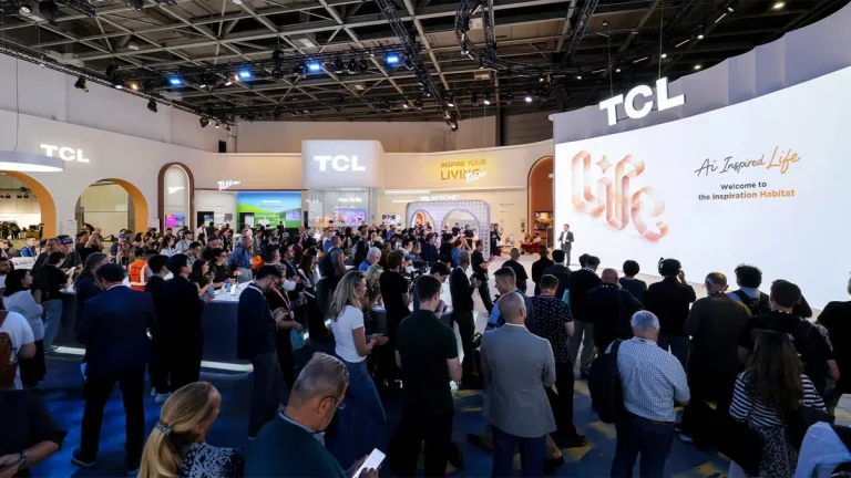TCL mostra monitor OLED tri-fold portátil feito com impressão inkjet 4 TCL mostra monitor OLED tri-fold portátil feito com impressão inkjet